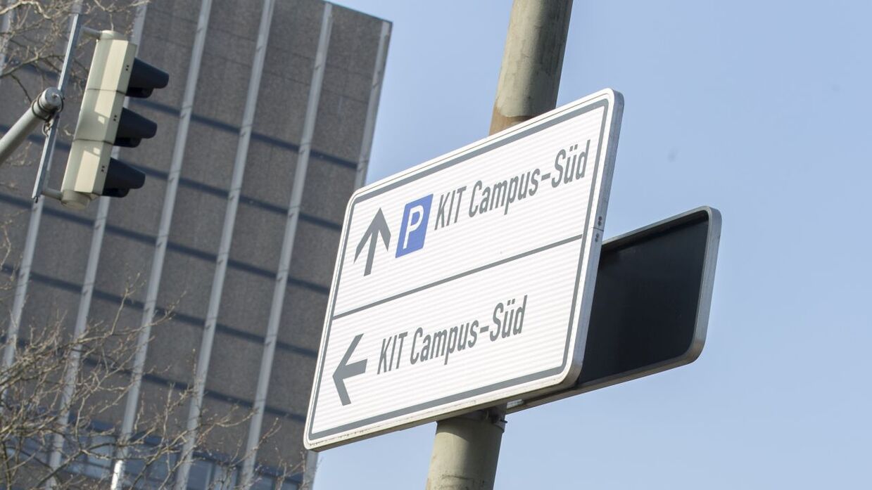 Verkehrschild Richtung Campus Süd des KIT